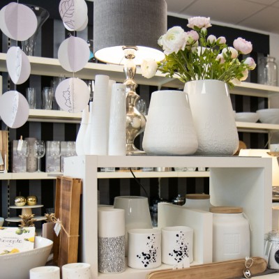 Weiße Dekoration bei Bockel im Ladengeschäft