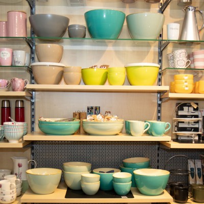 Schalen in verschiedenen Größen und Farben