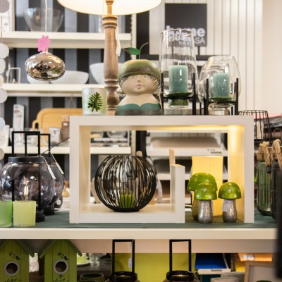 Verschiedene Teelichthalter im Ladengeschäft bei Bockel