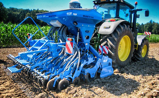 Bodenbearbeitung: Landmaschine im Einsatz auf dem Acker