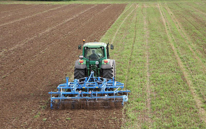 Bodenbearbeitung: Landmaschine im Einsatz auf dem Acker
