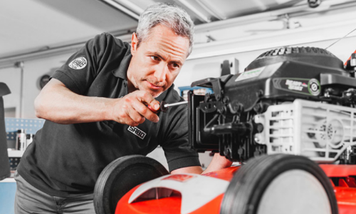 Service an einem Rasenmäher