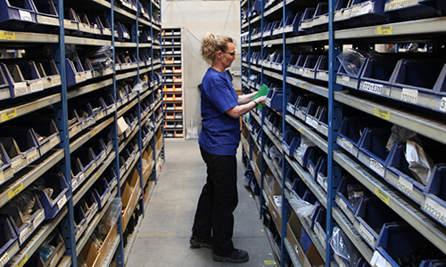 Mitarbeiterin in Ersatzteil-Lager